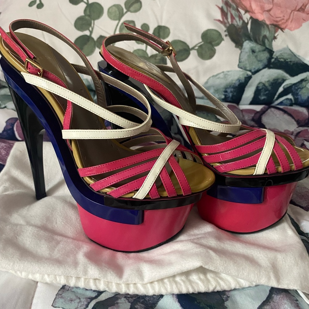 Triple platform sandal with dustbag